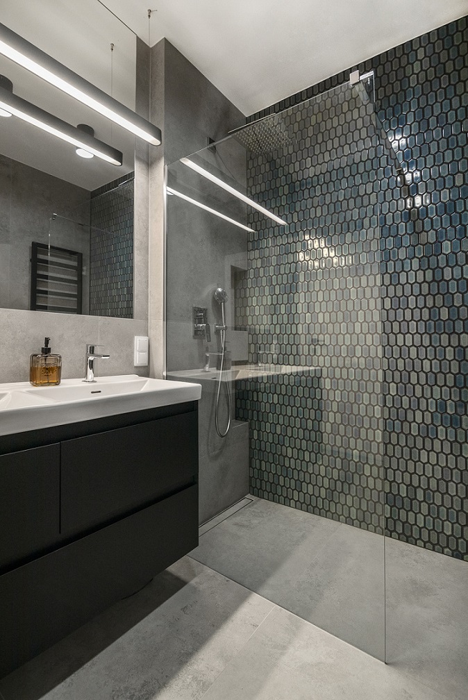 Prysznic walk-in w&nbsp;szarej łazience